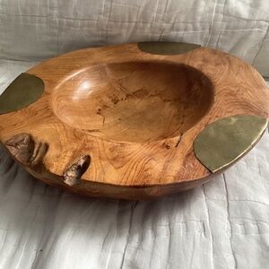 CARVED BURLWOOD LOW ROUND DECOR BOWL WITH BRASS ACCENT